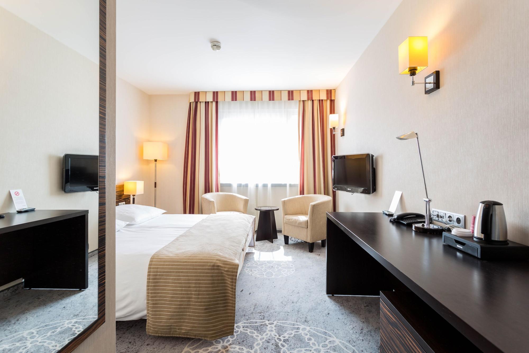 Qubus Hotel Kielce Bagian luar foto