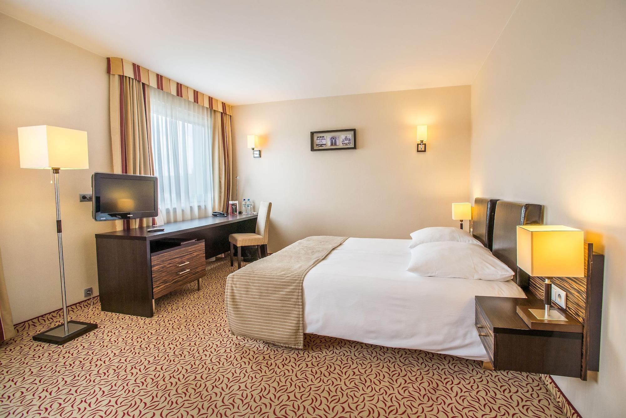 Qubus Hotel Kielce Bagian luar foto
