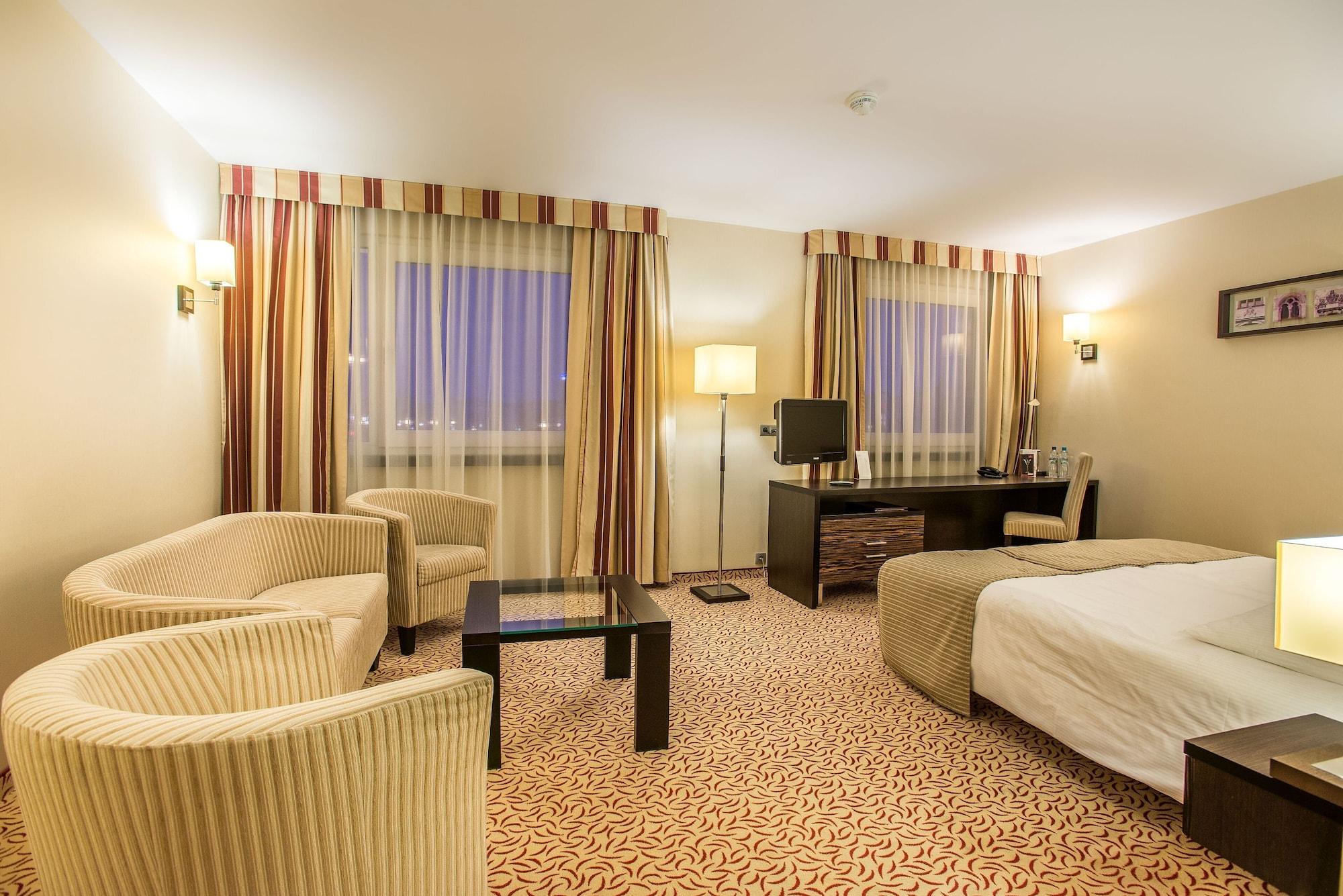 Qubus Hotel Kielce Bagian luar foto