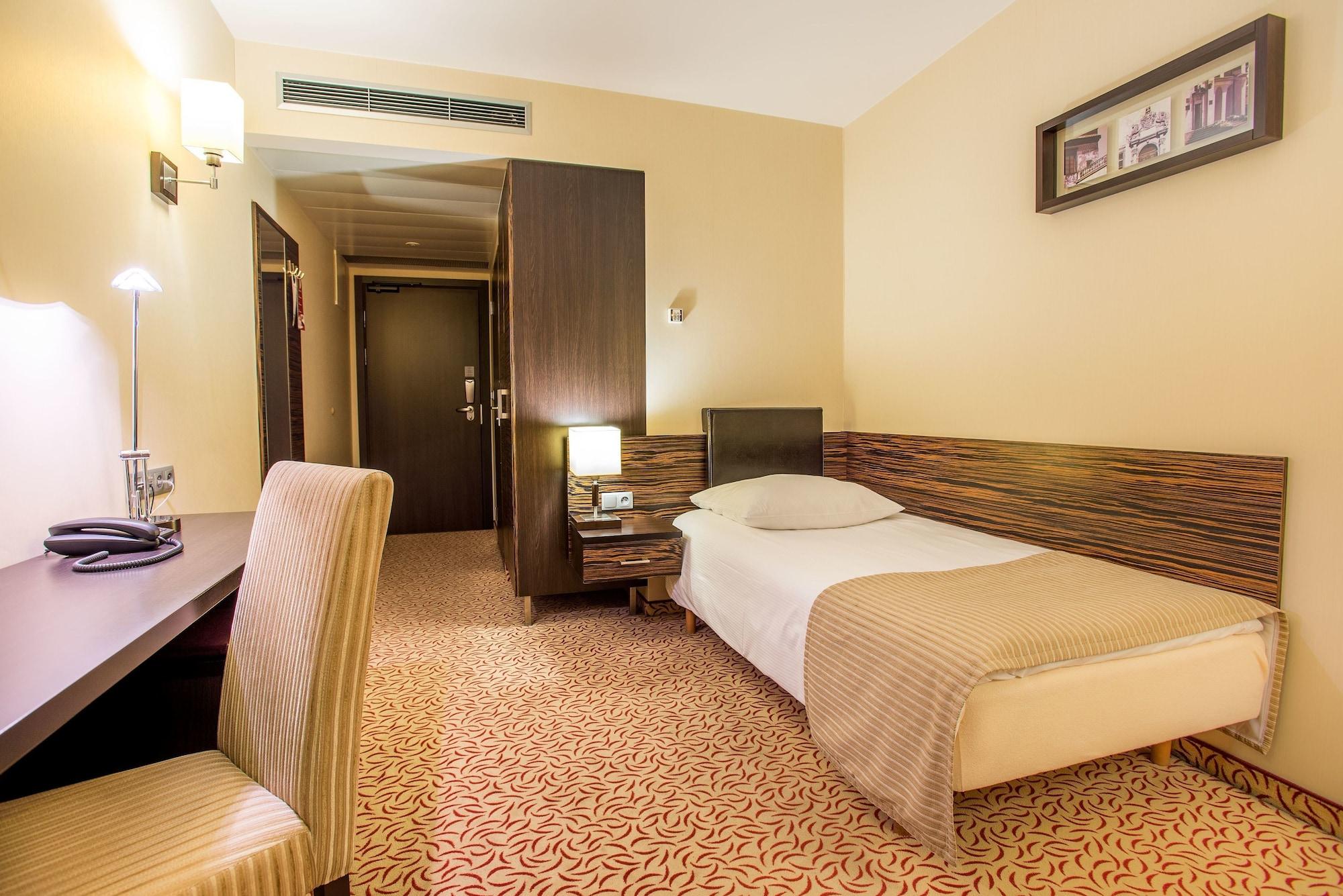 Qubus Hotel Kielce Bagian luar foto