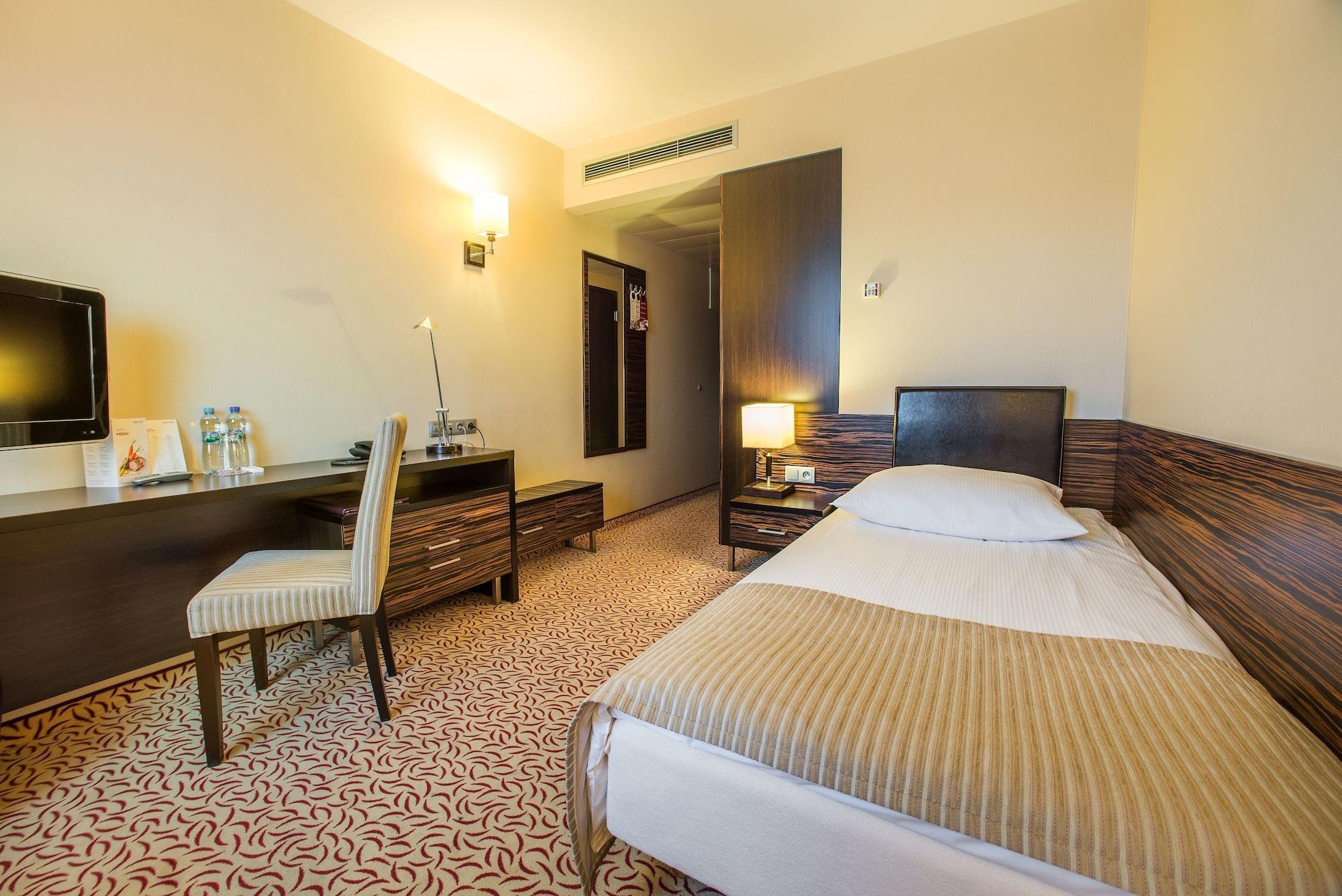 Qubus Hotel Kielce Bagian luar foto