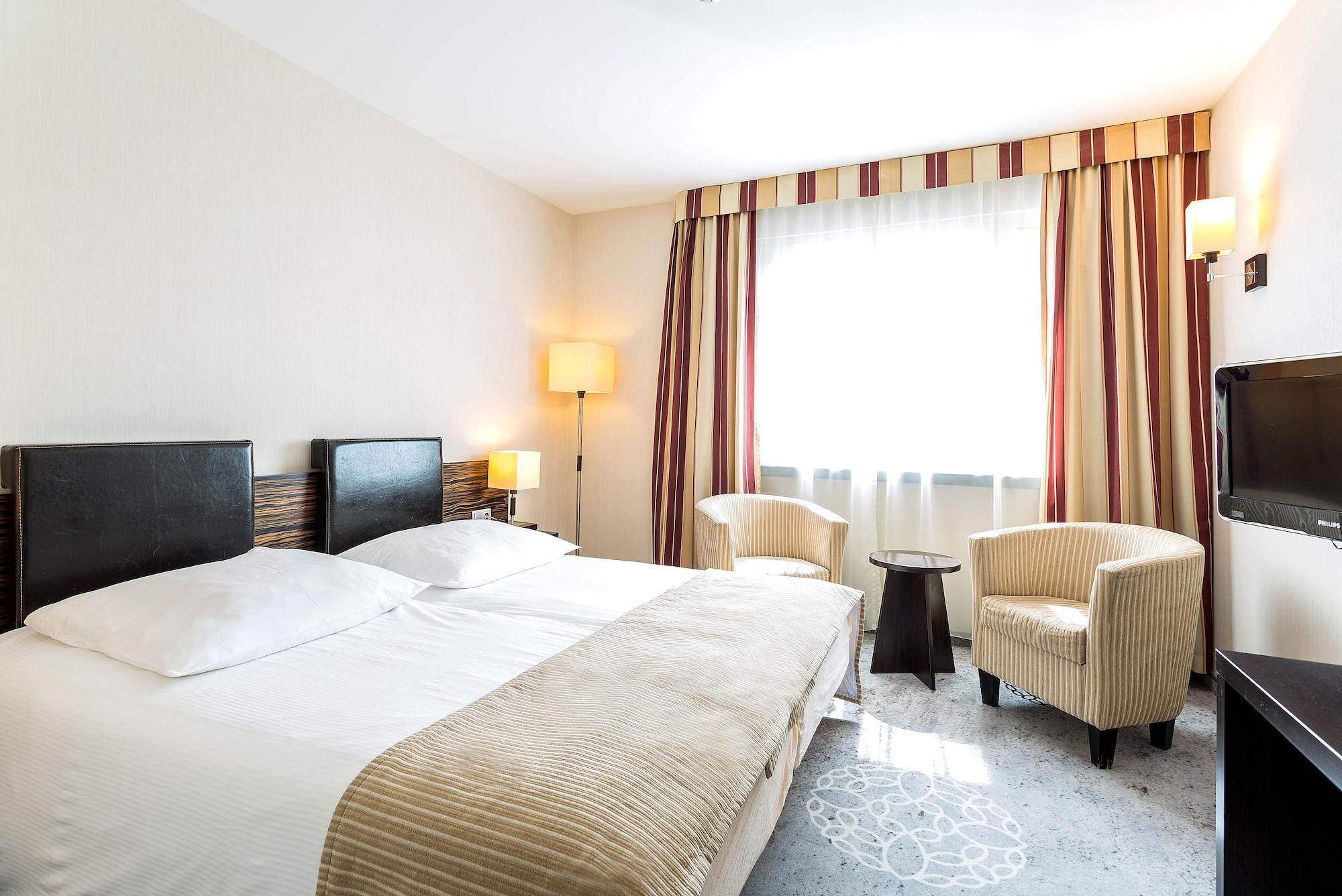 Qubus Hotel Kielce Bagian luar foto