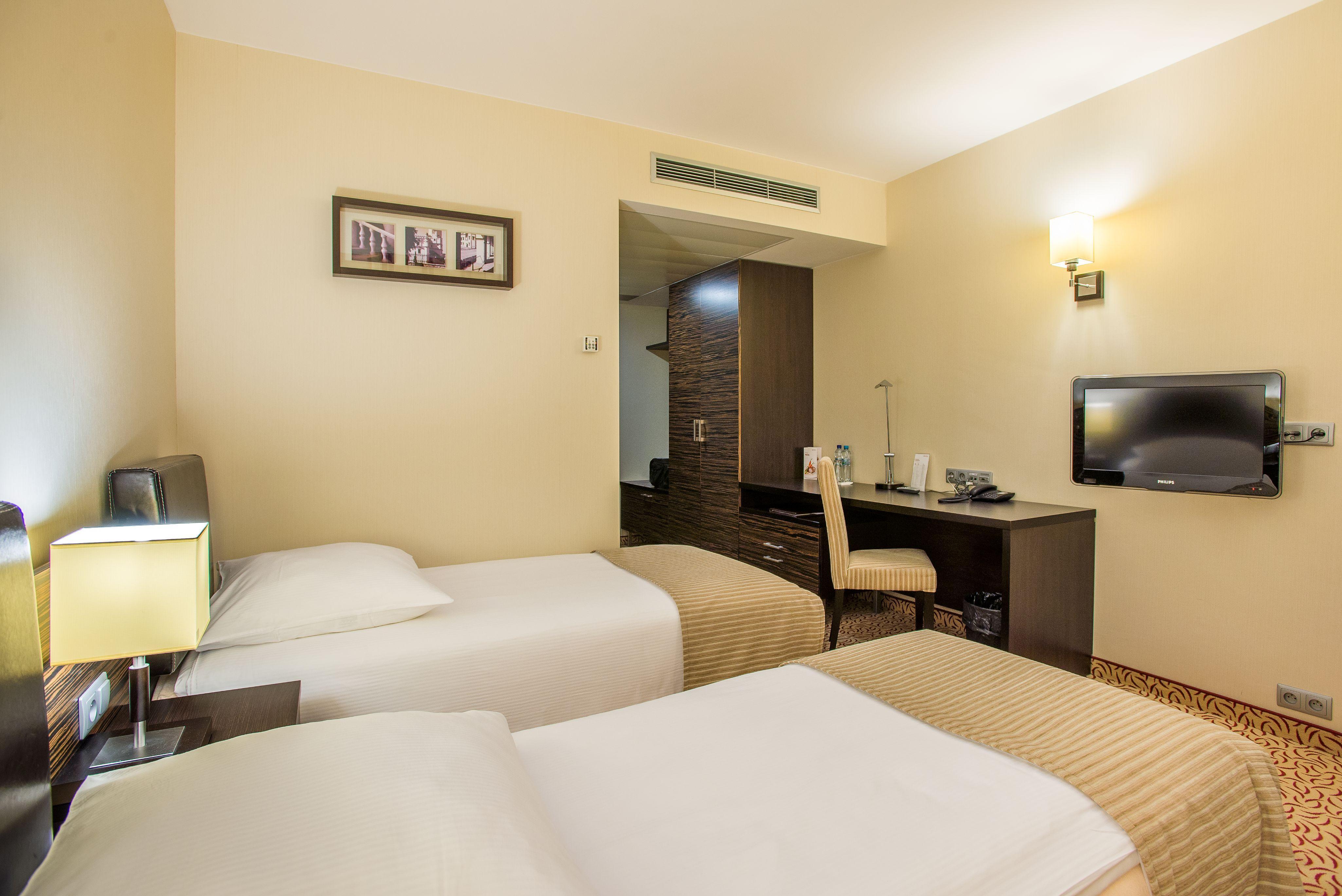 Qubus Hotel Kielce Bagian luar foto