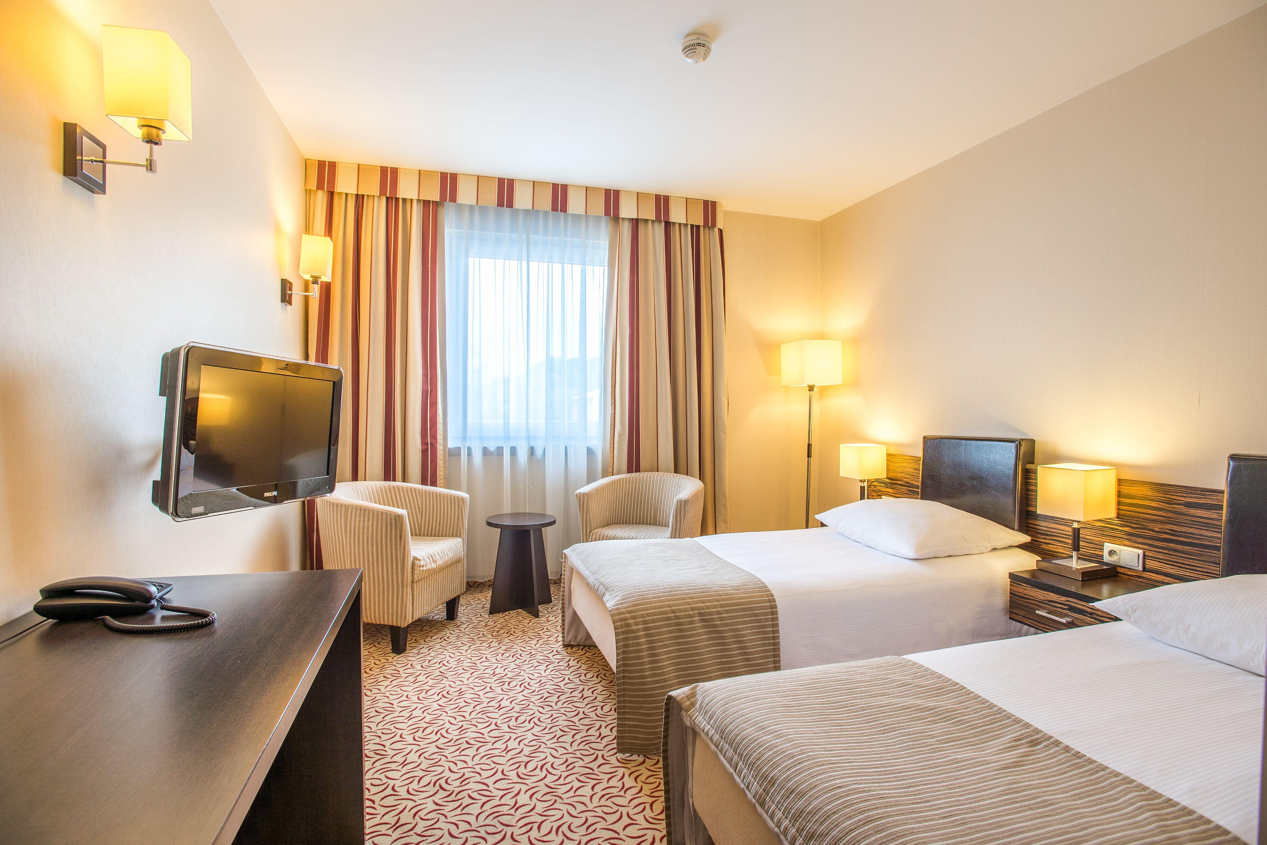 Qubus Hotel Kielce Bagian luar foto