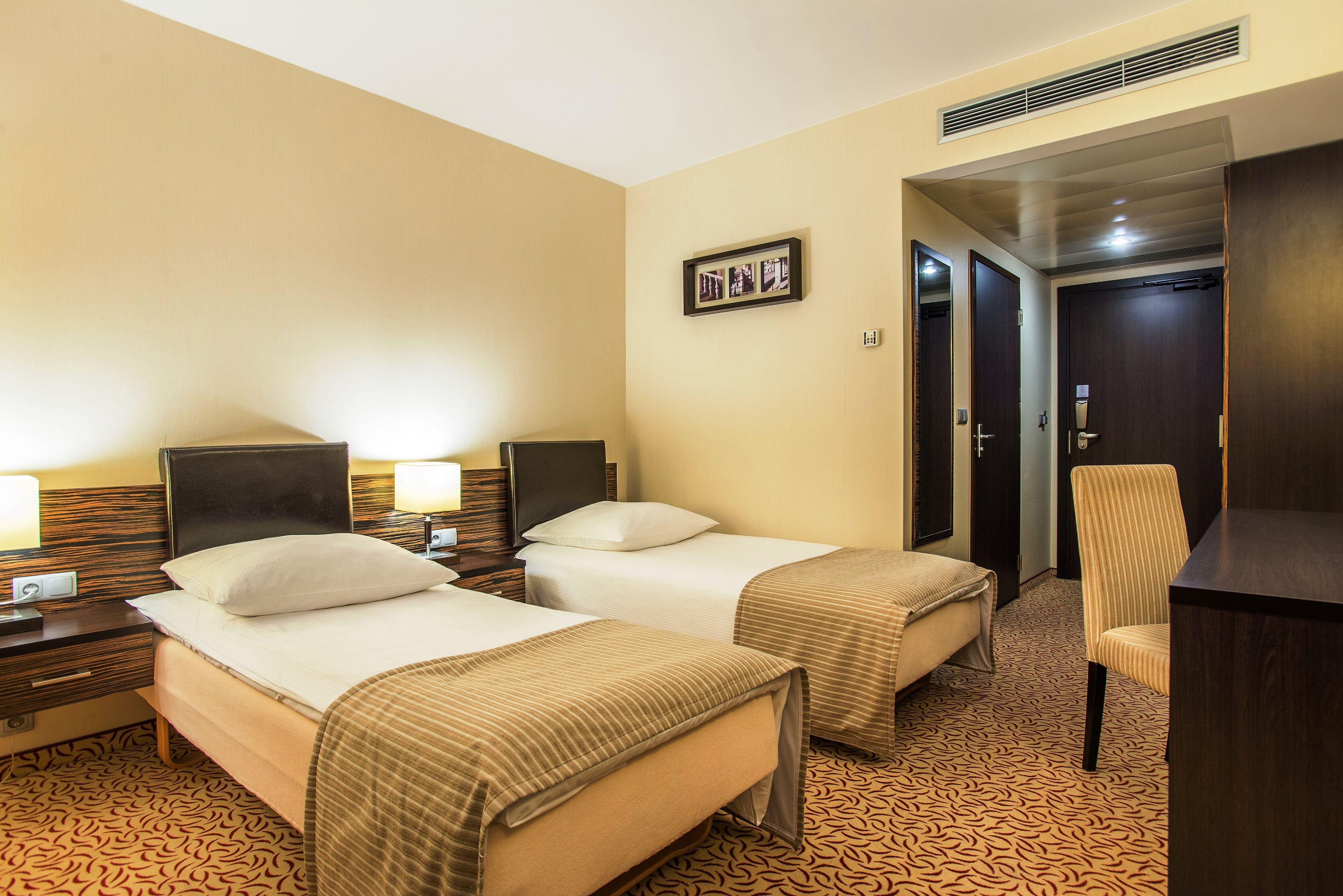 Qubus Hotel Kielce Bagian luar foto