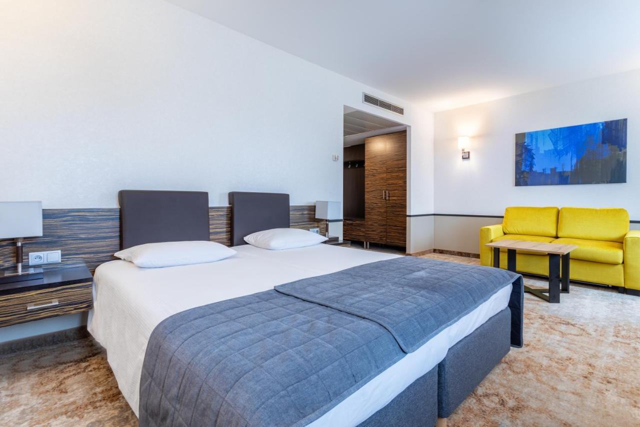 Qubus Hotel Kielce Bagian luar foto
