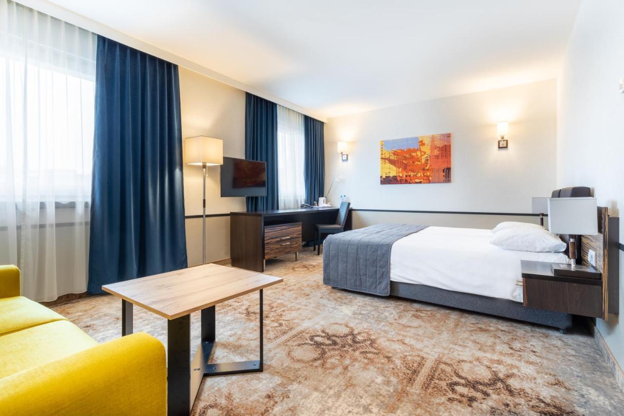 Qubus Hotel Kielce Bagian luar foto