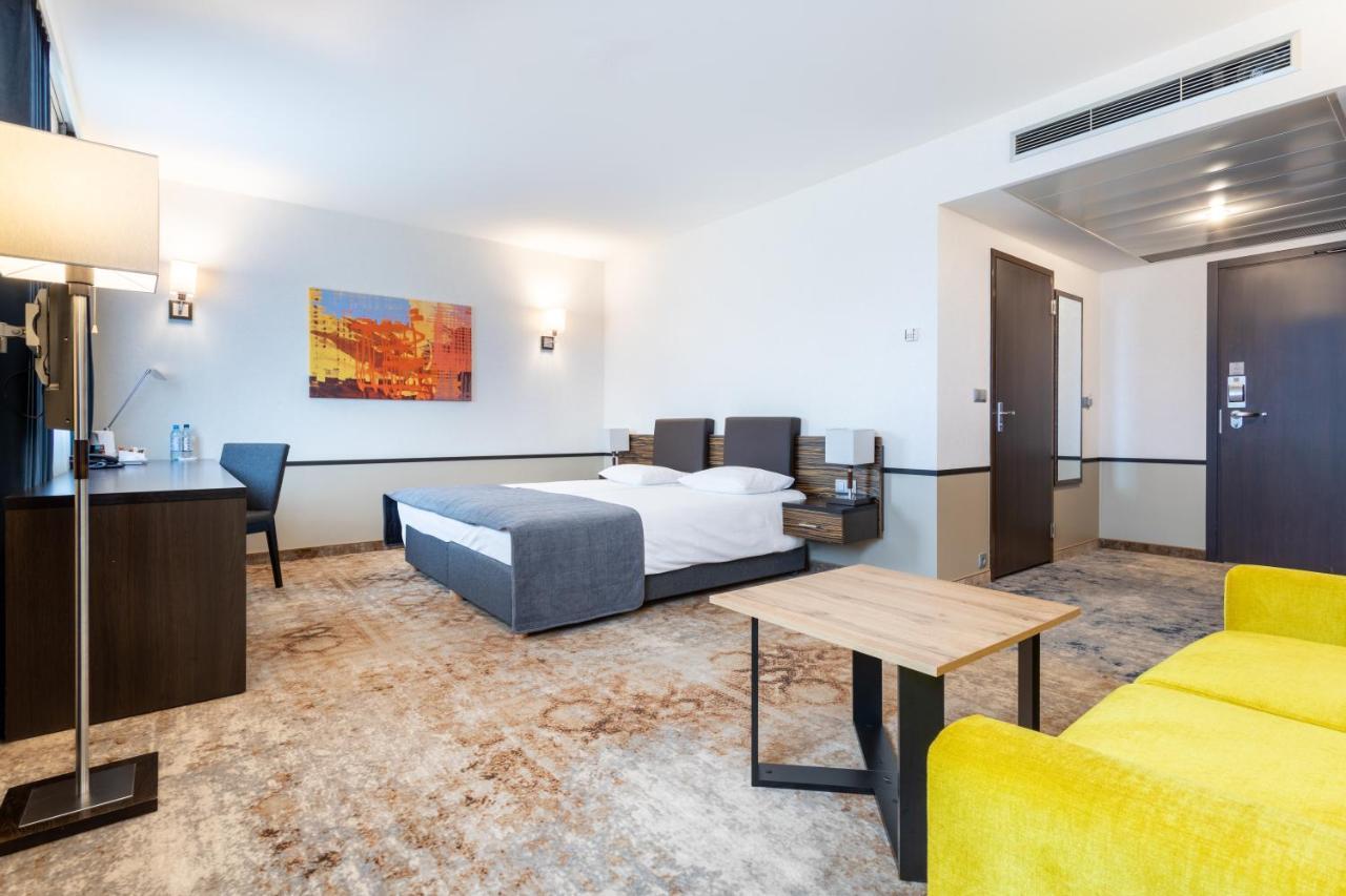 Qubus Hotel Kielce Bagian luar foto