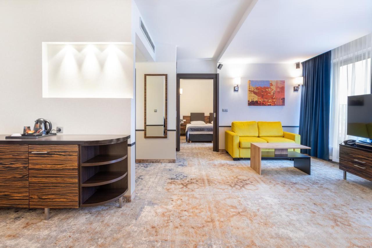 Qubus Hotel Kielce Bagian luar foto