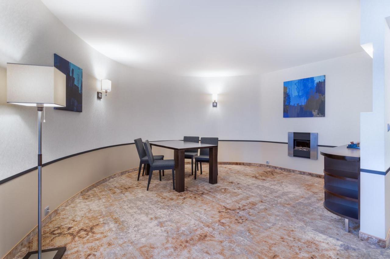 Qubus Hotel Kielce Bagian luar foto