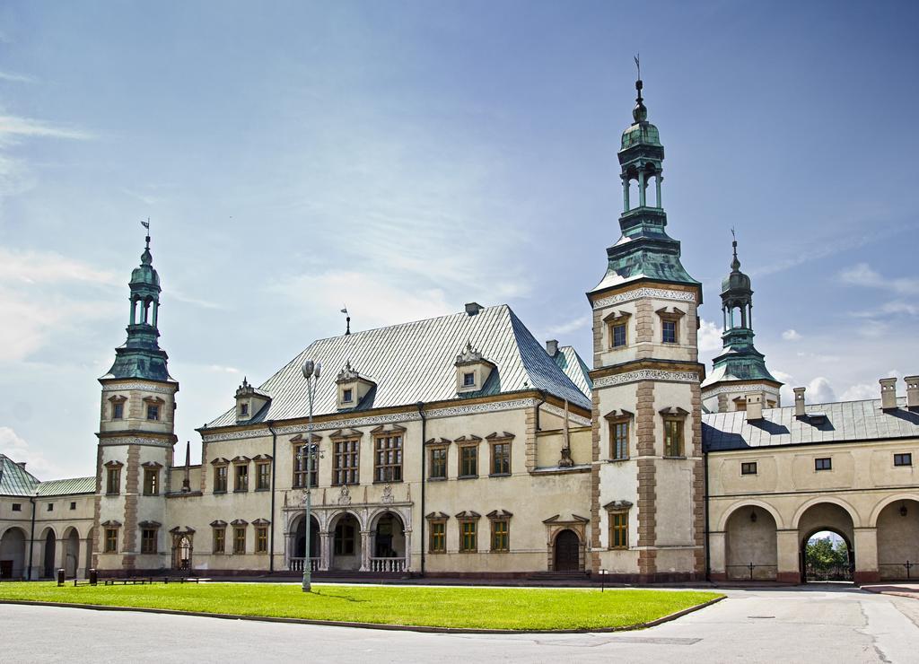 Qubus Hotel Kielce Bagian luar foto