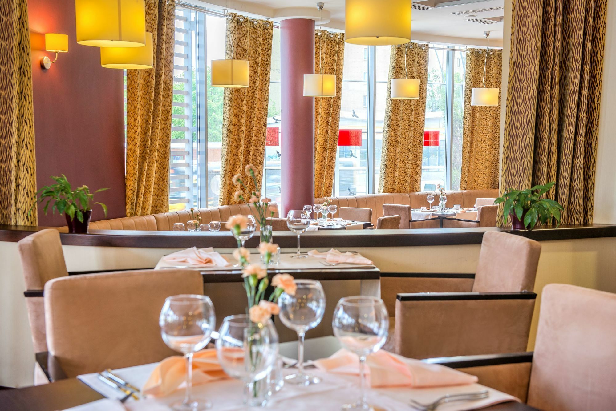 Qubus Hotel Kielce Bagian luar foto